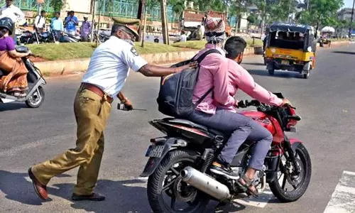 ഹെല്‍മെറ്റ് പരിശോധനയ്ക്കിടെ ബൈക്കിടിച്ച് എസ്‌.ഐക്ക് ഗുരുതരപരിക്ക്