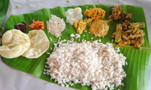 പതിനാലായിരത്തോളം പേര്ക്ക് ഓണസദ്യയൊരുക്കി ഷാര്ജ ഇന്ത്യന് അസോസിയേഷന് പതിനാലായിരത്തോളം പേര്ക്ക് ഓണസദ്യയൊരുക്കി ഷാര്ജ ഇന്ത്യന് അസോസിയേഷന്