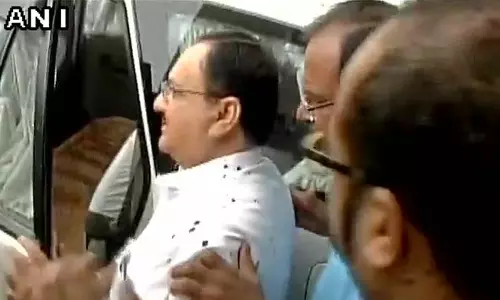 കേന്ദ്ര ആരോഗ്യമന്ത്രി ജെ.പി.നഡ്ഡക്ക് നേരെ മെഡിക്കൽ വിദ്യാർഥികളുടെ മഷിയേറ്