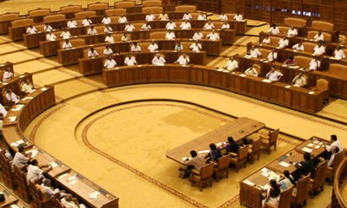 സ്വാശ്രയ കരാറില് നിന്ന് പിന്നോട്ട് പോകാന് കഴിയില്ലെന്ന് മുഖ്യമന്ത്രി, സഭ ഇന്നത്തേക്ക് പിരിഞ്ഞു സ്വാശ്രയ കരാറില് നിന്ന് പിന്നോട്ട് പോകാന് കഴിയില്ലെന്ന് മുഖ്യമന്ത്രി, സഭ ഇന്നത്തേക്ക് പിരിഞ്ഞു