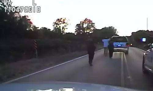 അമേരിക്കയില് കറുത്ത വര്ഗ്ഗക്കാരനെ പൊലീസ് വെടിവെച്ചു കൊന്നതിന്റെ ദൃശ്യം പുറത്ത് അമേരിക്കയില് കറുത്ത വര്ഗ്ഗക്കാരനെ പൊലീസ് വെടിവെച്ചു കൊന്നതിന്റെ ദൃശ്യം പുറത്ത്