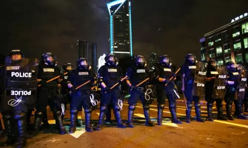 അമേരിക്കയില്‍ കറുത്തവര്‍ഗ്ഗക്കാരനെ പൊലീസ് വെടിവെച്ചുകൊന്ന സംഭവം: പ്രതിഷേധം തുടരുന്നു