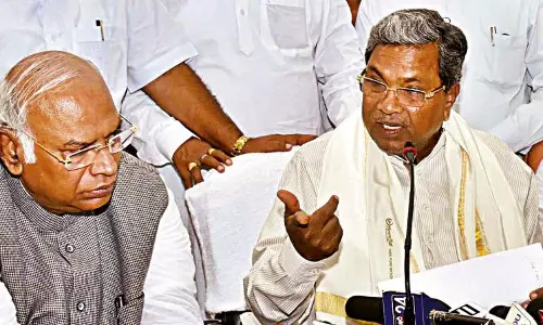 കാവേരിയില് പിന്തുണ തേടി സിദ്ധരാമയ്യ കോണ്ഗ്രസ് നേതാക്കളെ കാണും കാവേരിയില് പിന്തുണ തേടി സിദ്ധരാമയ്യ കോണ്ഗ്രസ് നേതാക്കളെ കാണും