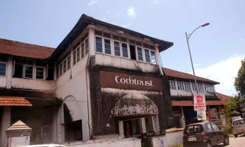 കോംട്രസ്റ്റ് നെയ്ത്ത്ശാല പൊളിക്കാനെത്തിയ കരാറുകാരനെ തൊഴിലാളികള്‍ തടഞ്ഞു