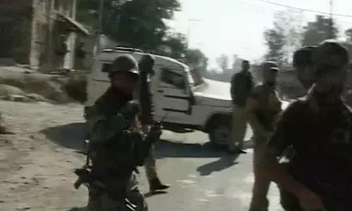 പാമ്പോറില്‍ പൊലീസ് സംഘത്തിന് നേരെ വെടിവെപ്പ്