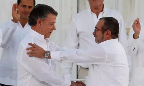 കൊളംബിയന് സര്ക്കാരും ഫാര്കും തമ്മില് സമാധാന കരാര് ഒപ്പിട്ടു കൊളംബിയന് സര്ക്കാരും ഫാര്കും തമ്മില് സമാധാന കരാര് ഒപ്പിട്ടു