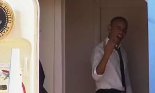 കമോണ് ബില്..ലെറ്റ്സ് ഗോ... ക്ലിന്റണെ ഒബാമ വിമാനത്തിലേക്ക് ക്ഷണിക്കുന്ന വീഡിയോ വൈറലാവുന്നു കമോണ് ബില്..ലെറ്റ്സ് ഗോ... ക്ലിന്റണെ ഒബാമ വിമാനത്തിലേക്ക് ക്ഷണിക്കുന്ന വീഡിയോ വൈറലാവുന്നു