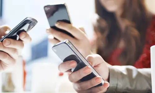 സോഷ്യല്‍മീഡിയയുടെ അമിത ഉപയോഗം നിങ്ങളുടെ മനോനില തെറ്റിക്കും; ചികിത്സ തേടുന്നവരുടെ എണ്ണം വര്‍ധിക്കുന്നു