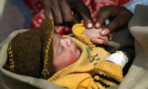 ആംബുലന്‍സ് എത്തിയില്ല, ആദിവാസി യുവതി ട്രാക്ടറില്‍ പ്രസവിച്ചു