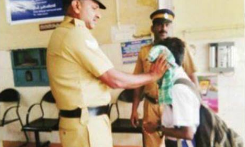 മഴ നനഞ്ഞ് പരാതി പറയാനെത്തിയ അവനെ ചേര്‍ത്ത് നിര്‍ത്തി, തല തുവര്‍ത്തി ഒരു പൊലീസുകാരന്‍