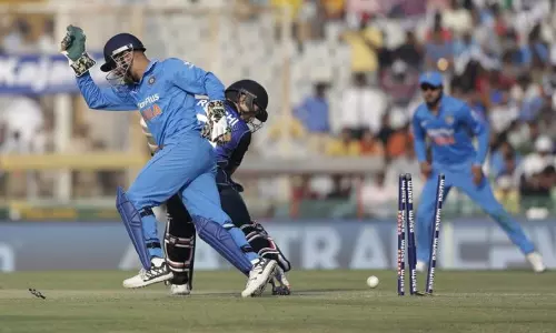 ധോണിയുടെ മിന്നല്‍ സ്റ്റമ്പിംഗ് കാണാം