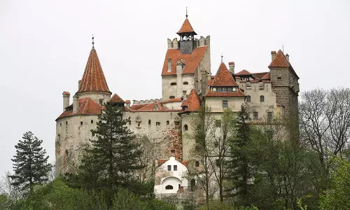 സാഹസികരാണോ ? ‌ഡ്രാക്കുള കൊട്ടാരത്തില്‍ രാത്രി താമസിക്കാന്‍ അവസരം