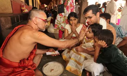 കൊല്ലൂര്‍ മൂകാംബിക ക്ഷേത്രത്തില്‍ കുരുന്നുകള്‍ അറിവിന്റെ ആദ്യാക്ഷരം കുറിച്ചു