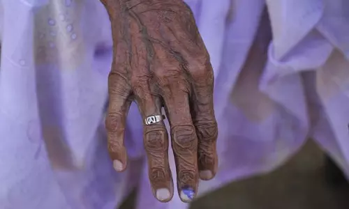 പ്രായത്തിന്റെ അവശതയിലും ആവേശത്തോടെ സീനിയര്‍ വോട്ടര്‍മാര്‍