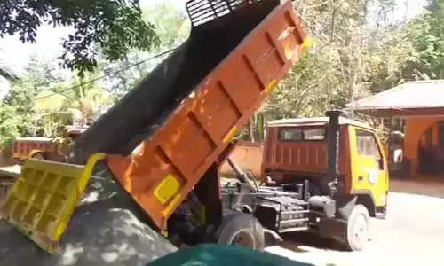 മണല്വാരല് തടയാനെത്തിയ പൊലീസുകാര്ക്ക് നേരെ ടിപ്പര്ലോറി ഓടിച്ചുകയറ്റി മണല്വാരല് തടയാനെത്തിയ പൊലീസുകാര്ക്ക് നേരെ ടിപ്പര്ലോറി ഓടിച്ചുകയറ്റി