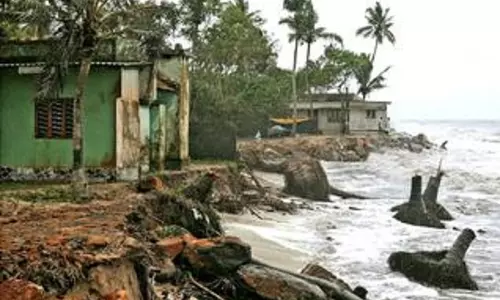 കടല്‍ഭിത്തി നിര്‍മാണം വാഗ്ദാനം മാത്രം; കടലിരമ്പം ഉറക്കം കെടുത്തി ആലപ്പുഴ തീരവാസികള്‍
