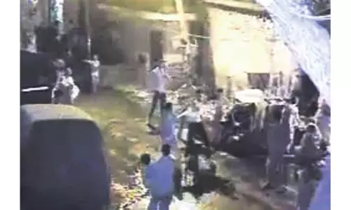 ബലാത്സംഗശ്രമം തടഞ്ഞ വിദ്യാര്ഥിനിയെയും അമ്മയെയും നടുറോഡില് അക്രമികള് തല്ലിച്ചതച്ചു ബലാത്സംഗശ്രമം തടഞ്ഞ വിദ്യാര്ഥിനിയെയും അമ്മയെയും നടുറോഡില് അക്രമികള് തല്ലിച്ചതച്ചു