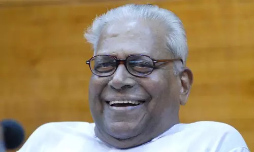 ജന്മദിനത്തിലും കര്മനിരതനായി വിഎസ് ജന്മദിനത്തിലും കര്മനിരതനായി വിഎസ്