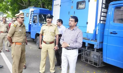 അമ്മയുടെ മരണമറിഞ്ഞ് വിങ്ങുന്ന മനസ്സുമായി തിരുവനന്തപുരം ജില്ലാ കലക്ടര്‍ തെരഞ്ഞെടുപ്പ് ഡ്യൂട്ടിയില്‍