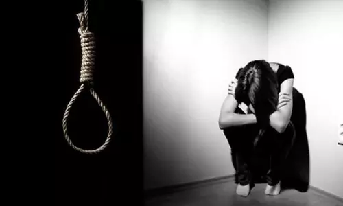 പട്ടയം അനുവദിച്ചില്ല; ആത്മഹത്യാ ഭീഷണി മുഴക്കി അമ്മയും മകളും