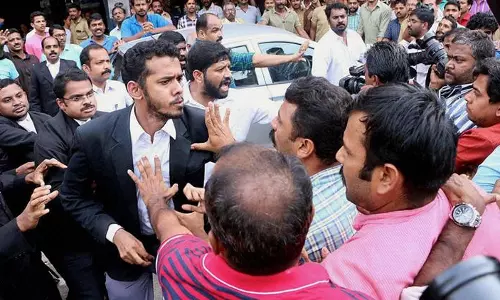 കോടതിയില്‍ നിന്നും വീണ്ടും മാധ്യമപ്രവര്‍ത്തകരെ ഇറക്കി വിട്ടു