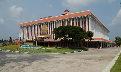 അറുപത് തികഞ്ഞ കേരളത്തെ വിലയിരുത്തി നിയമസഭ