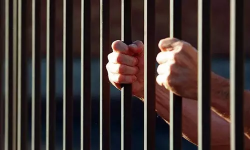 പൊലീസിനെതിരെ പരാതിപ്പെട്ടവര്‍ക്ക് പൊലീസിനെ അതിക്രമിച്ചു എന്ന പരാതിയില്‍ കേസ്