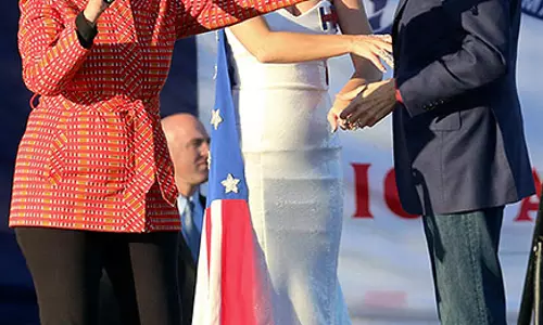 ഹിലരി ക്ലിന്റണ് വോട്ട് അഭ്യര്ഥിച്ച് ഗായിക കാറ്റി പെറി ഹിലരി ക്ലിന്റണ് വോട്ട് അഭ്യര്ഥിച്ച് ഗായിക കാറ്റി പെറി