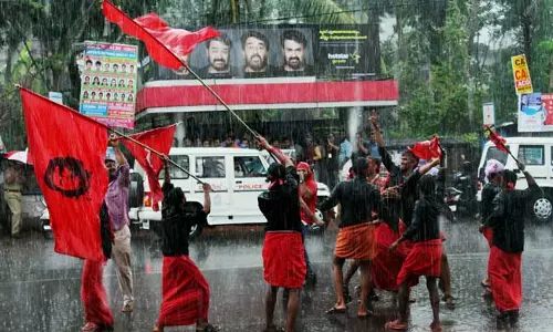 ചുവപ്പണിഞ്ഞ് കേരളം