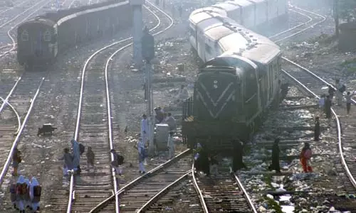 പാകിസ്താനില്‍ ട്രെയിനുകള്‍ കൂട്ടിയിടിച്ച് 16 മരണം