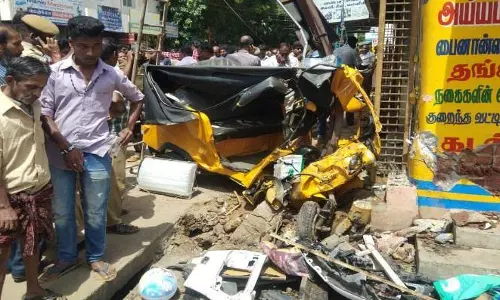 കോയമ്പത്തൂരില് നിയന്ത്രണം വിട്ട കാറിടിച്ച് ആറ് പേര് മരിച്ചു കോയമ്പത്തൂരില് നിയന്ത്രണം വിട്ട കാറിടിച്ച് ആറ് പേര് മരിച്ചു