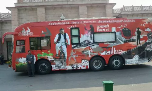 അഖിലേഷ് യാദവിന്റെ വികാസ് യാത്രക്ക് തുടക്കമായി അഖിലേഷ് യാദവിന്റെ വികാസ് യാത്രക്ക് തുടക്കമായി