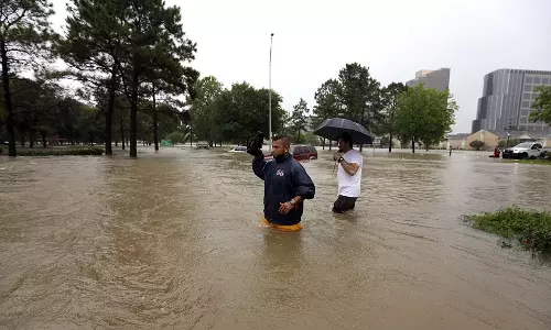 ശ്രീലങ്കയില്‍ വെള്ളപ്പൊക്കം; രക്ഷാപ്രവര്‍ത്തനത്തിന് ഇന്ത്യന്‍ നാവികസേനയുടെ രണ്ട് കപ്പലുകളും