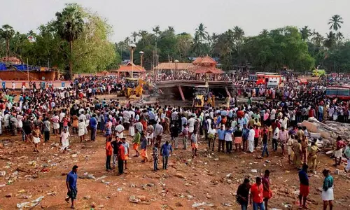 പരവൂര്‍ വെടിക്കെട്ട്: കലക്ടറെ മറികടന്ന് അനുമതി നല്‍കിയതാരെന്ന് ഹൈക്കോടതി