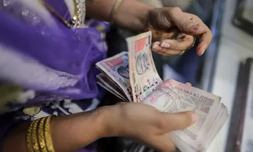 ആര്ബിഐ അബദ്ധത്തില് അടിച്ച കള്ളനോട്ട്? നോട്ടുകള് അസാധുവാക്കാന് ഇതാണോ കാരണം ആര്ബിഐ അബദ്ധത്തില് അടിച്ച കള്ളനോട്ട്? നോട്ടുകള് അസാധുവാക്കാന് ഇതാണോ കാരണം