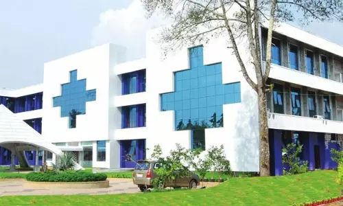 പള്ളിയിൽ പോകാൻ അനുമതി നിഷേധിച്ചപ്പോൾ കോളേജിന് മുന്നിൽ നമസ്കാരം നടത്തി പ്രതിഷേധിച്ചു