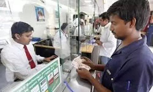 ഇന്ത്യന്‍ രൂപ മാറിക്കിട്ടാന്‍ ഗള്‍ഫിലെ മണി എക്സ്‍ചേഞ്ചുകളില്‍ വന്‍ തിരക്ക്