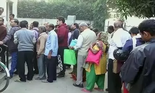 നോട്ട് മാറ്റാന്‍ ബാങ്കിനു മുമ്പില്‍ ക്യൂ നിന്ന 69 കാരന്‍ കുഴഞ്ഞുവീണു മരിച്ചു