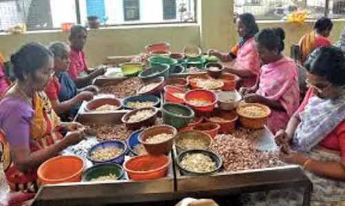 നോട്ടുനിരോധം: കശുവണ്ടി തൊഴിലാളികളുടെ ശമ്പളം മുടങ്ങി