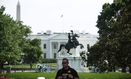 അമേരിക്കയില്‍ വൈറ്റ്ഹൌസിനു സമീപം ഏറ്റുമുട്ടല്‍