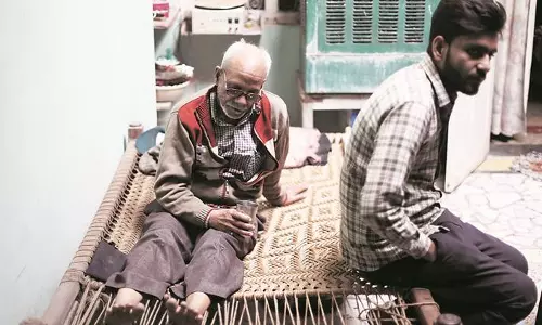 ” ഞാനിപ്പോൾ വീട്ടിനുള്ളിൽ ഉറങ്ങാറില്ല. അവൻ വന്നാൽ വാതിൽ മുട്ടുന്നത് കേള്‍ക്കാന്‍ പറ്റിയില്ലെങ്കിലോ..നജീബിന്‍റെ ഉപ്പ വിതുമ്പുന്നു