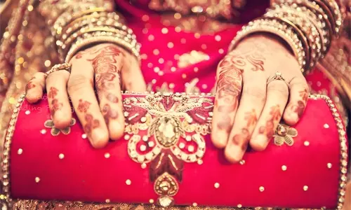 ബാങ്കില് പണമുണ്ട്; പക്ഷേ മകളുടെ കല്യാണം കഴിയുന്നതോടെ ഈ പിതാക്കന്മാര് കടക്കാരാകും ബാങ്കില് പണമുണ്ട്; പക്ഷേ മകളുടെ കല്യാണം കഴിയുന്നതോടെ ഈ പിതാക്കന്മാര് കടക്കാരാകും