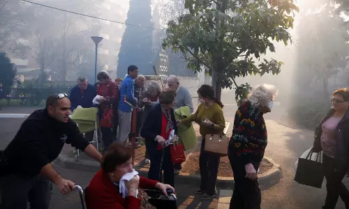 ഇസ്രയേലില് കാട്ടുതീ; പതിനായിരത്തോളം പേരെ മാറ്റിപ്പാര്പ്പിച്ചു ഇസ്രയേലില് കാട്ടുതീ; പതിനായിരത്തോളം പേരെ മാറ്റിപ്പാര്പ്പിച്ചു