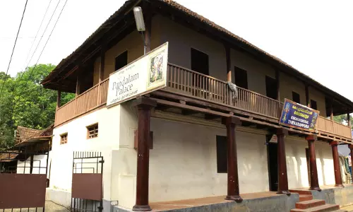 ശബരിമല ക്ഷേത്രത്തിന്റെ പേര് മാറ്റത്തെ പരസ്യമായി എതിര്ത്ത് പന്തളം രാജകുടുംബം ശബരിമല ക്ഷേത്രത്തിന്റെ പേര് മാറ്റത്തെ പരസ്യമായി എതിര്ത്ത് പന്തളം രാജകുടുംബം