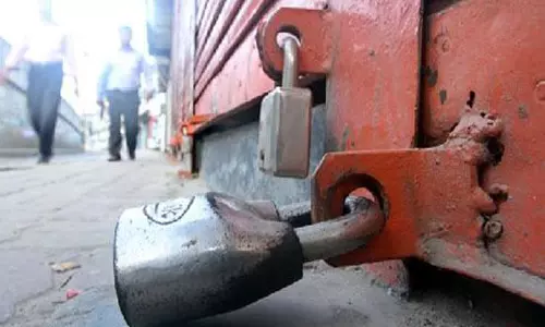 നോട്ട് നിരോധം: ഒരു വിഭാഗം വ്യാപാരികള് ഇന്ന് കടയടച്ച് പ്രതിഷേധിക്കും നോട്ട് നിരോധം: ഒരു വിഭാഗം വ്യാപാരികള് ഇന്ന് കടയടച്ച് പ്രതിഷേധിക്കും