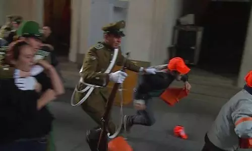 ചിലി പ്രസിഡന്റിന്റെ കൊട്ടാരത്തിലേക്ക് വിദ്യാര്‍ഥികള്‍ ഇരച്ചുകയറി