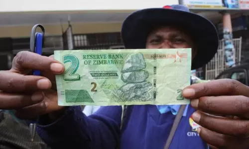 സിംബാബ്വെ സ്വന്തമായി നോട്ടുകള് പുറത്തിറക്കി സിംബാബ്വെ സ്വന്തമായി നോട്ടുകള് പുറത്തിറക്കി