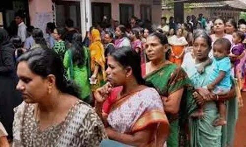 സംസ്ഥാനത്തെ ട്രഷറികളില് നോട്ട് പ്രതിസന്ധി തുടരുന്നു സംസ്ഥാനത്തെ ട്രഷറികളില് നോട്ട് പ്രതിസന്ധി തുടരുന്നു