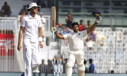 ഇരുനൂറിന്‍റെ മികവില്‍ കരുണ്‍, എഴുന്നേറ്റ് നിന്ന് ആദരിച്ച് നായകനും സഹതാരങ്ങളും