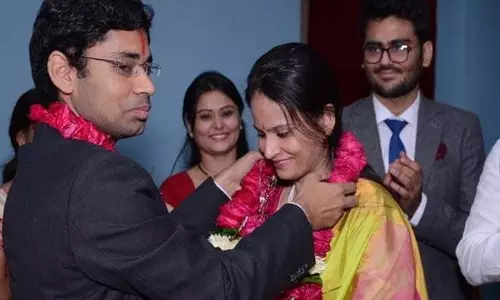 വെറും 500 രൂപ ചെലവില്‍ വിവാഹം നടത്തി മാതൃകയായി ഐഎഎസ് ദമ്പതിമാര്‍